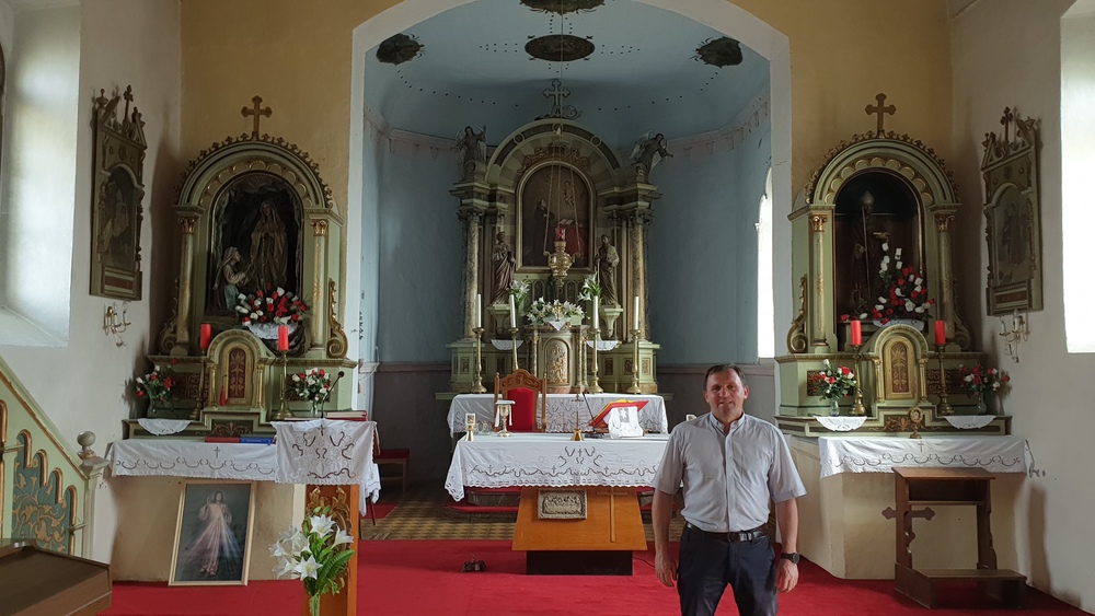 Velečasni Pero Jurčević ispred svog radnog mjesta.