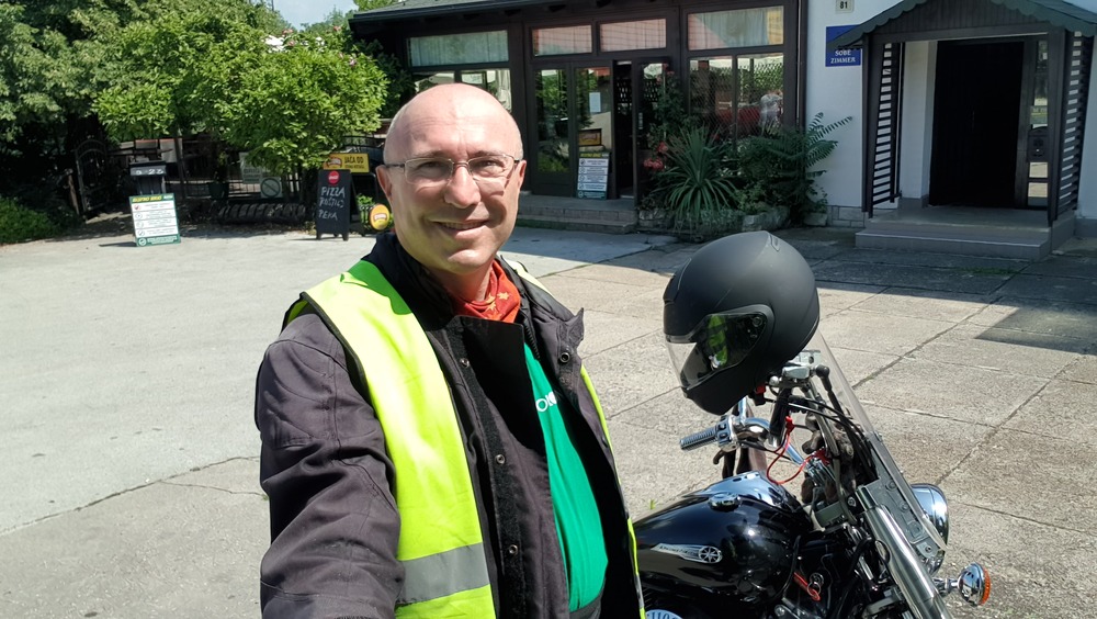 Ispred restorana Brig.